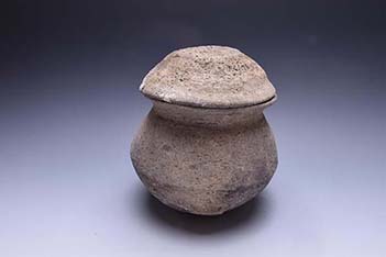 Neolithic pottery tripod with lid